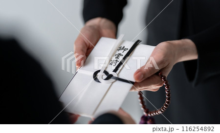 喪服の女性　葬儀　香典　顔なし 116254892