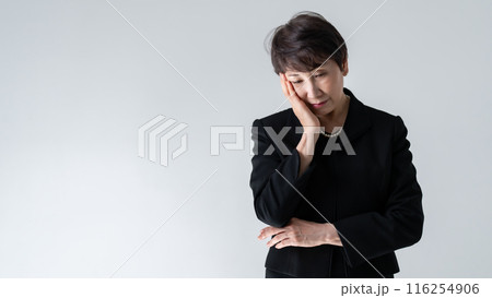 シニア女性　喪服　ポートレート 116254906