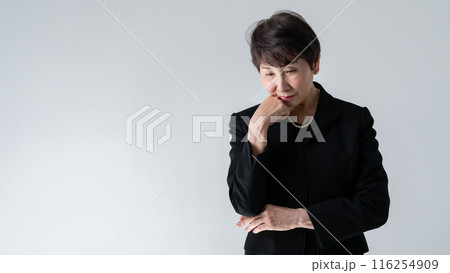 シニア女性 喪服 ポートレート シニア女性 喪服 ポートレート 116254909