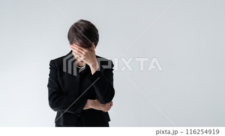 シニア女性　喪服　ポートレート 116254919