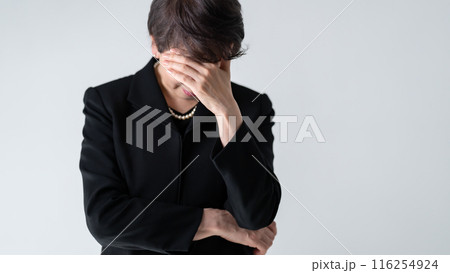 シニア女性　喪服　ポートレート 116254924