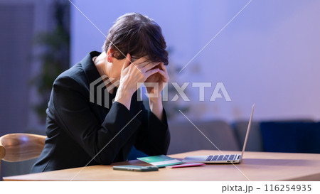 喪服の女性 通帳 悩む 喪服の女性 通帳 悩む 116254935