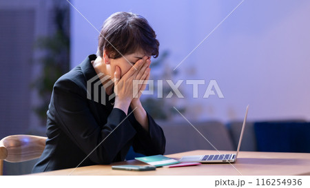 喪服の女性　通帳　悩む 116254936