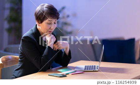 喪服の女性 通帳 悩む 喪服の女性 通帳 悩む 116254939