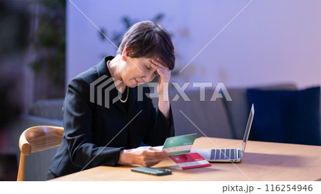 喪服の女性 通帳 悩む 喪服の女性 通帳 悩む 116254946
