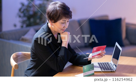 喪服の女性 通帳 悩む 喪服の女性 通帳 悩む 116254962