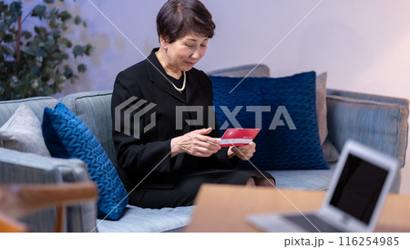 喪服の女性　通帳を見る 116254985