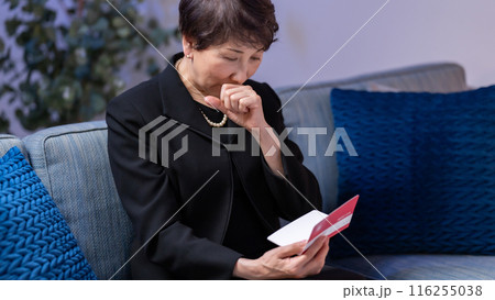 喪服の女性　通帳を見る 116255038