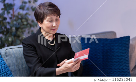 喪服の女性　通帳を見る 116255045