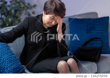 喪服の女性　悲しい 116255050