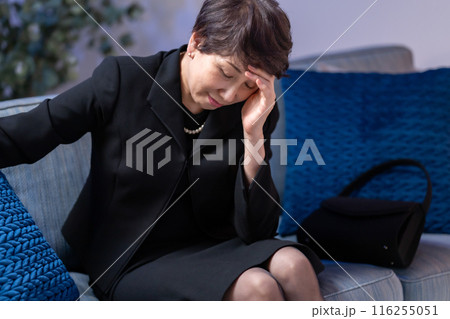 喪服の女性　悲しい 116255051