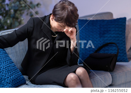 喪服の女性　悲しい 116255052