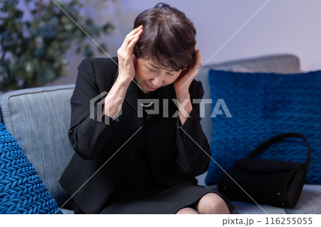 喪服の女性 悲しい 喪服の女性 悲しい 116255055