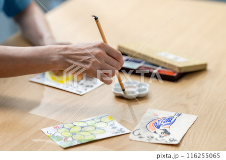 シニア女性　葉書　絵手紙 116255065