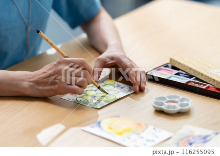 シニア女性　葉書　絵手紙 116255095