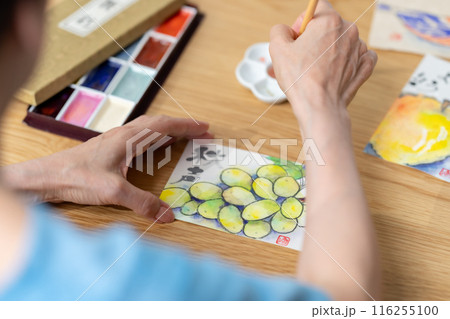 シニア女性　葉書　絵手紙 116255100