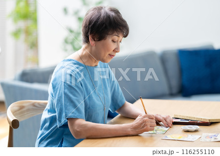 シニア女性　葉書　絵手紙 116255110