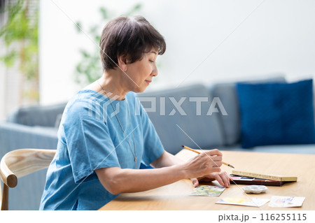 シニア女性　葉書　絵手紙 116255115