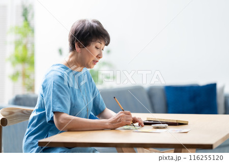 シニア女性　葉書　絵手紙 116255120