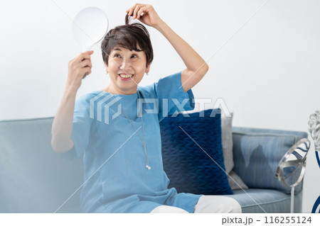 ウィッグを付ける女性　ヘアケア 116255124
