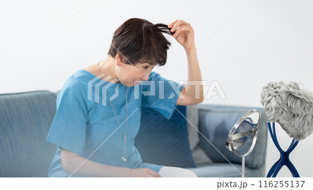 ウィッグを付ける女性 ヘアケア ウィッグを付ける女性 ヘアケア 116255137
