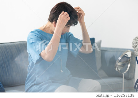 ウィッグを付ける女性　ヘアケア 116255139