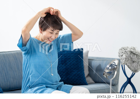 ウィッグを付ける女性 ヘアケア ウィッグを付ける女性 ヘアケア 116255142