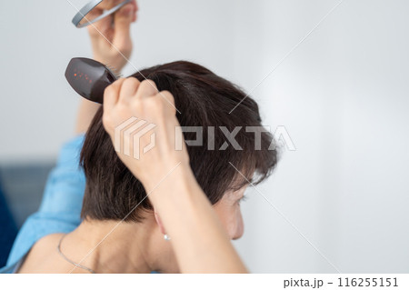 ウィッグを付ける女性　ヘアケア 116255151