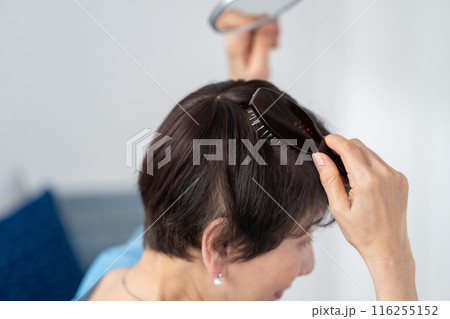 ウィッグを付ける女性 ヘアケア ウィッグを付ける女性 ヘアケア 116255152