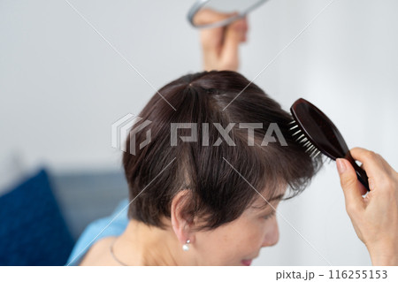 ウィッグを付ける女性 ヘアケア ウィッグを付ける女性 ヘアケア 116255153