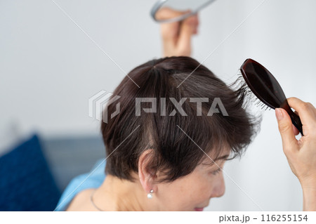 ウィッグを付ける女性 ヘアケア ウィッグを付ける女性 ヘアケア 116255154