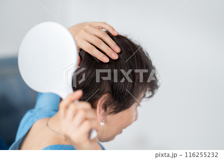 ウィッグを付ける女性　ヘアケア 116255232