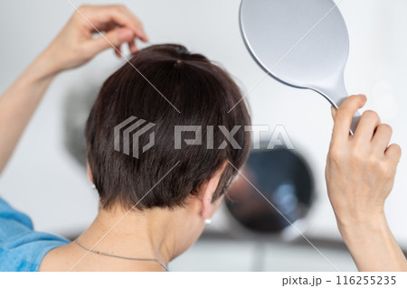 ウィッグを付ける女性　ヘアケア　後ろ姿 116255235