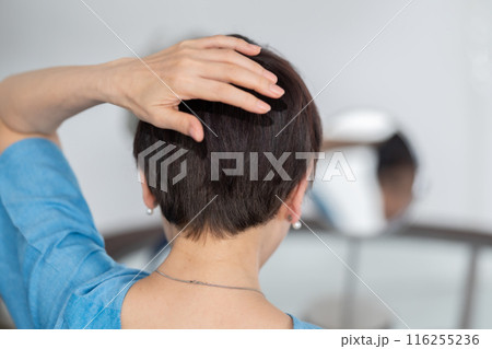 ウィッグを付ける女性　ヘアケア　後ろ姿 116255236