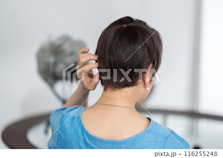 ウィッグを付ける女性 ヘアケア 後ろ姿 ウィッグを付ける女性 ヘアケア 後ろ姿 116255248