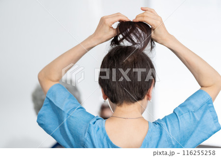 ウィッグを付ける女性　ヘアケア　後ろ姿 116255258