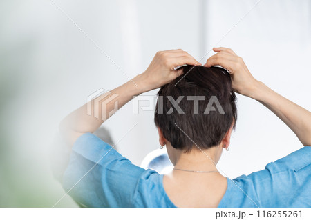 ウィッグを付ける女性　ヘアケア　後ろ姿 116255261