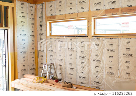 新築住宅の建築現場の断熱材 116255262