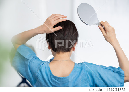 ウィッグを付ける女性　ヘアケア　後ろ姿 116255281