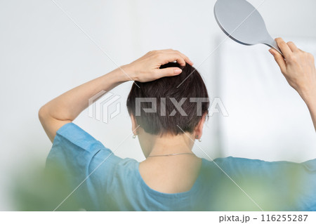 ウィッグを付ける女性　ヘアケア　後ろ姿 116255287