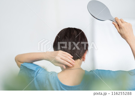 ウィッグを付ける女性　ヘアケア　後ろ姿 116255288