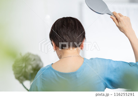 ウィッグを付ける女性 ヘアケア 後ろ姿 ウィッグを付ける女性 ヘアケア 後ろ姿 116255291
