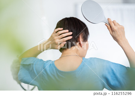 ウィッグを付ける女性　ヘアケア　後ろ姿 116255296