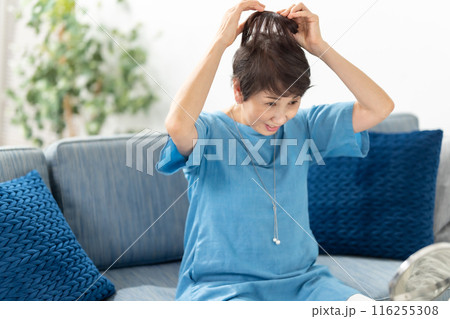 ウィッグを付ける女性 ヘアケア ウィッグを付ける女性 ヘアケア 116255308