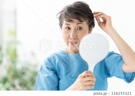 ウィッグを付ける女性 ヘアケア ウィッグを付ける女性 ヘアケア 116255321