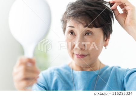 ウィッグを付ける女性　ヘアケア 116255324