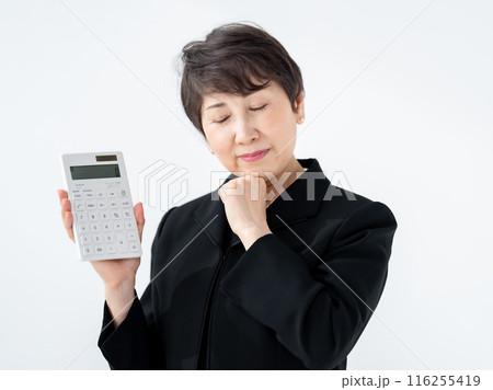 喪服の女性　計算機　お金 116255419