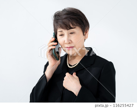 喪服の女性 スマートフォン 葬儀 喪服の女性 スマートフォン 葬儀 116255427