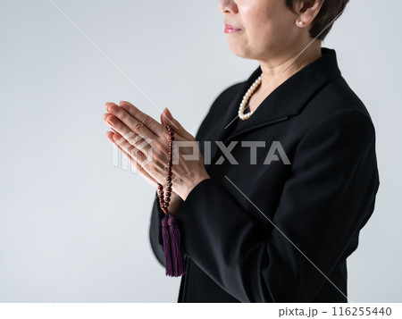 喪服の女性　葬儀　合掌 116255440
