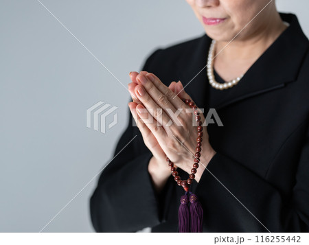 喪服の女性　葬儀　合掌 116255442
